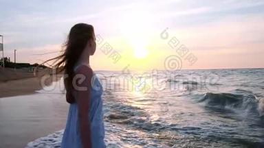 一个穿着白色连衣裙的女孩在日落时进入<strong>大海</strong>。 我对<strong>大海</strong>和海滩很满意。 体验自由。 去参加